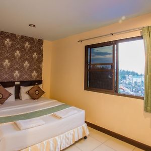 Kleines Zimmer mit Kingsize-Bett